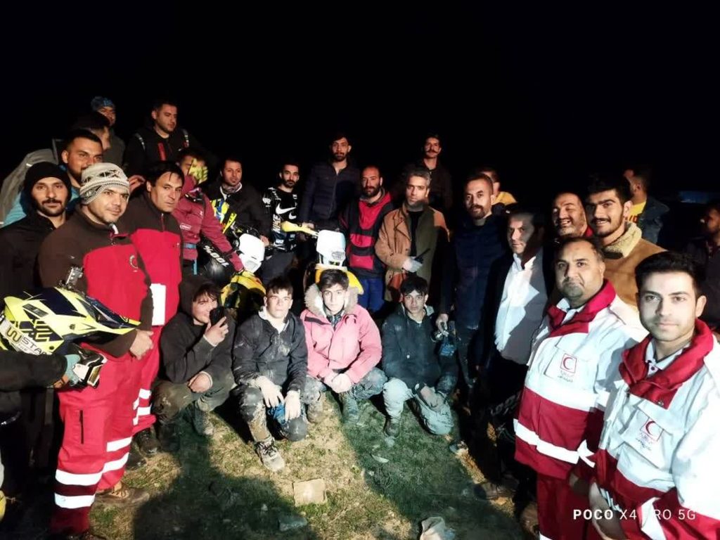 عملیات دشوار نجات موتور سواران در گل و لای و سرما توسط هلال احمر