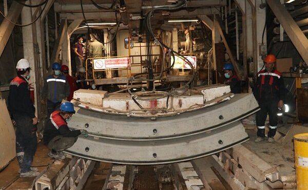 آماده‌سازی دستگاه حفار مترو در تونل شرقی خط ۲ متروی تبریز