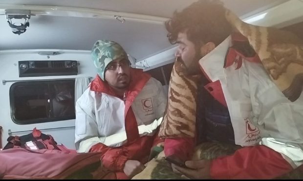 نجات مرد گرفتار در برف و کولاک توسط امدادگران هلال احمر