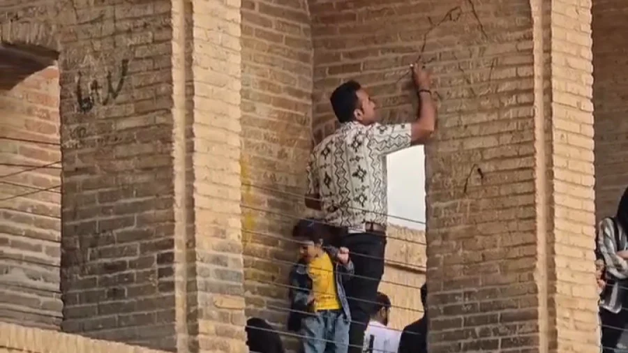 بی‌فرهنگی در سی‌وسه پل اصفهان