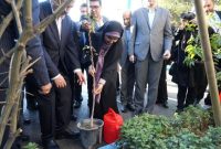 غرس نهال توسط وزیر راه و شهرسازی به یاد دو دانش‌آموز شهید تبریز