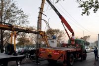 خسارت به شبکه برق به دلیل برخورد خودروی سواری با تیر برق/ اقدام سریع نیروهای برق برای تأمین بار و رفع خطر