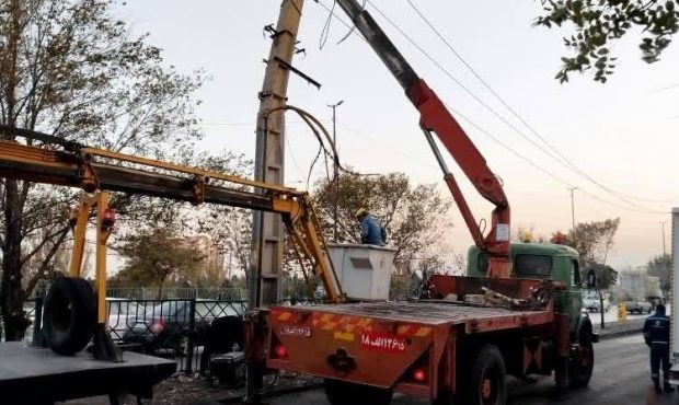 خسارت به شبکه برق به دلیل برخورد خودروی سواری با تیر برق/ اقدام سریع نیروهای برق برای تأمین بار و رفع خطر خسارت به شبکه برق به دلیل برخورد خودروی سواری با تیر برق/ اقدام سریع نیروهای برق برای تأمین بار و رفع خطر