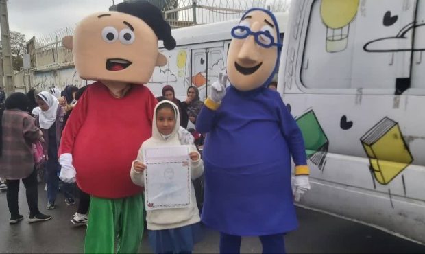 محلات تبریز پر از قصه و لبخند شد/ گزارشی از حضور کتابخانه‌های سیار در محلات تبریز همزمان با هفته کتاب