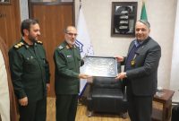 اهدای نشان مدیر جهادی و در تراز انقلاب اسلامی به مدیرکل نوسازی مدارس آذربایجان شرقی 