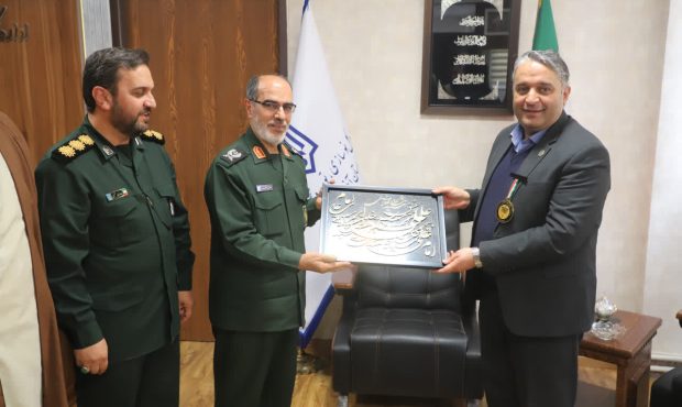 اهدای نشان مدیر جهادی و در تراز انقلاب اسلامی به مدیرکل نوسازی مدارس آذربایجان شرقی 