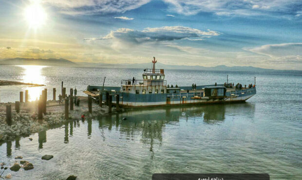 رقص کشتی آرتمیا در میان موجهای نگین فیروزه ای آذربایجان رقص کشتی آرتمیا در میان موجهای نگین فیروزه ای آذربایجان